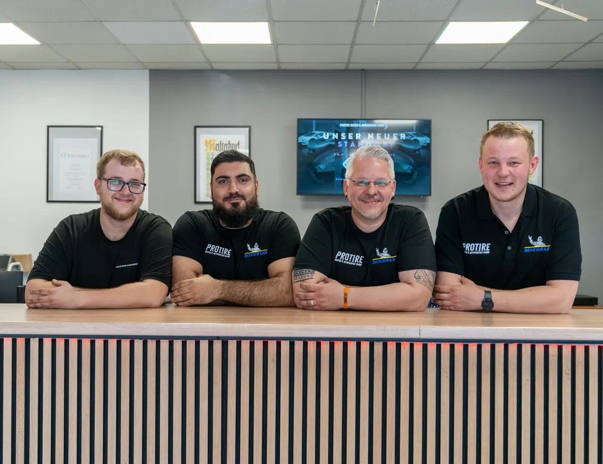 Das ProTire-Team am Empfangstresen in Münster
